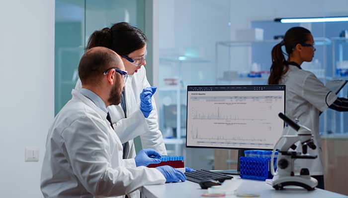 BDD Lab Lifestyle Scientist with Computer
